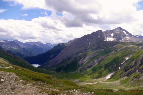 Blick zum Lago di Morasco (Muraschgsee), gegenüber das Rifugio Città di Busto.