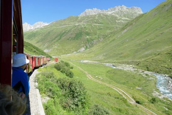 Bergfahrt mit Blick auf die Furkastraße.