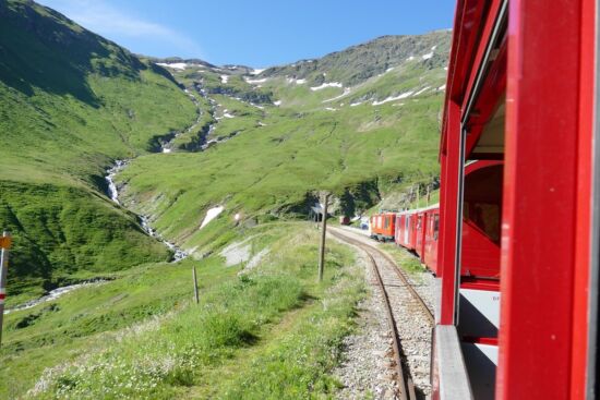 Einfahrt in den Bahnhof Furka vor dem Scheiteltunnel.