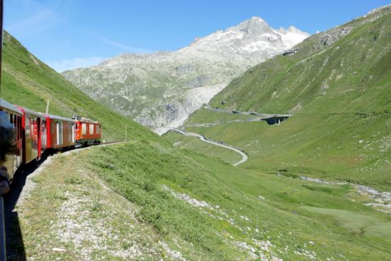 Blick auf den Rhonegletscher und die Furkastraße.