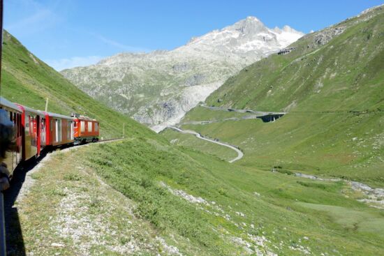Blick auf den Rhonegletscher und die Furkastraße.