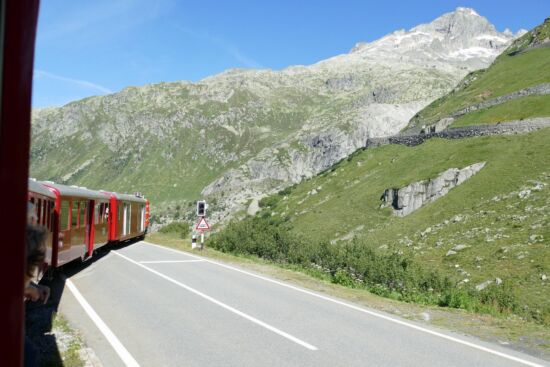 Die Furkastraße wird gekreuzt.
