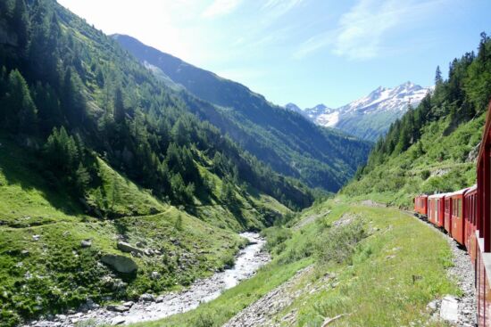 Bahntrasse entlang der Rhone - links der Wanderweg von Oberwald aufwärts nach Gletsch.
