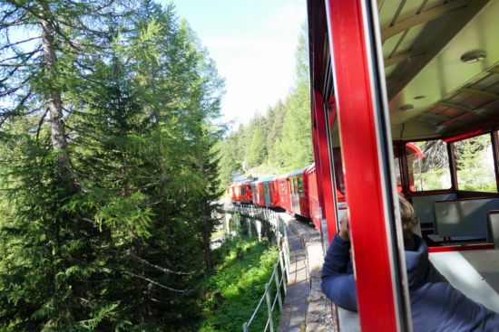 Langame steile Fahrt abwärts nach Oberwald.