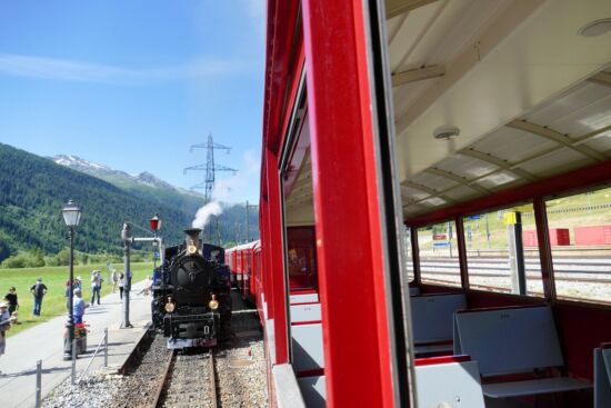 Einfahrt in den Bahnhof Oberwald - der Dampfzug wartet schon.