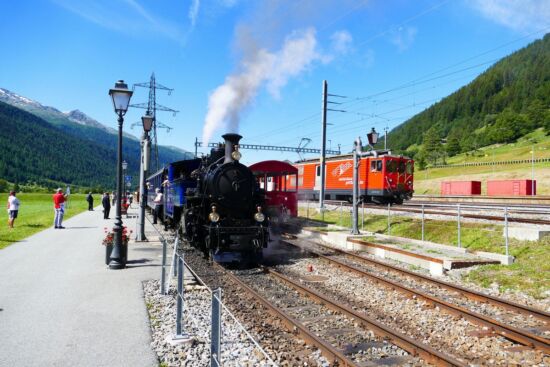 DFB-Dampfzug und MGB-Zug in Oberwald.