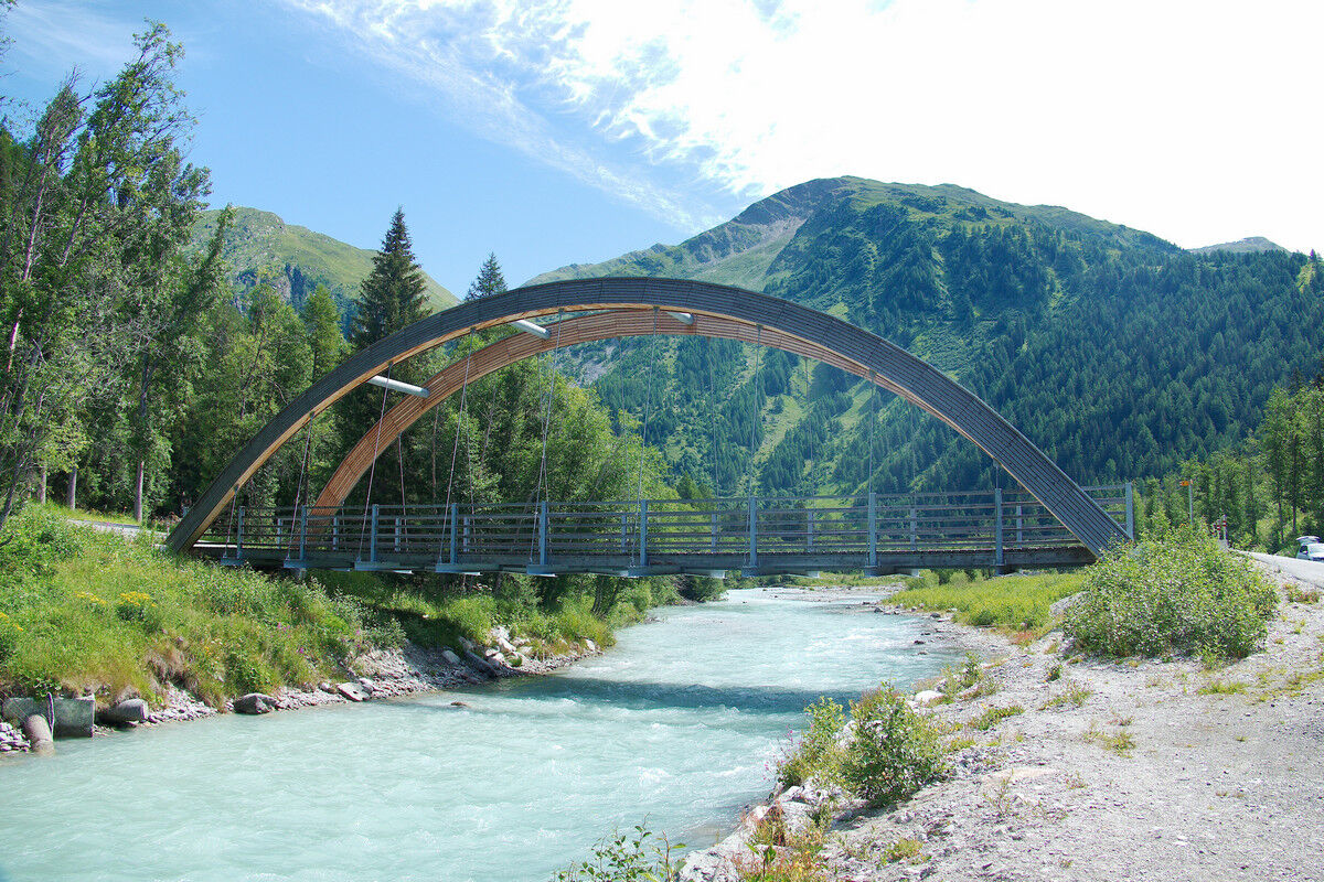Über diese Rhonebrücke führt der Wanderweg.