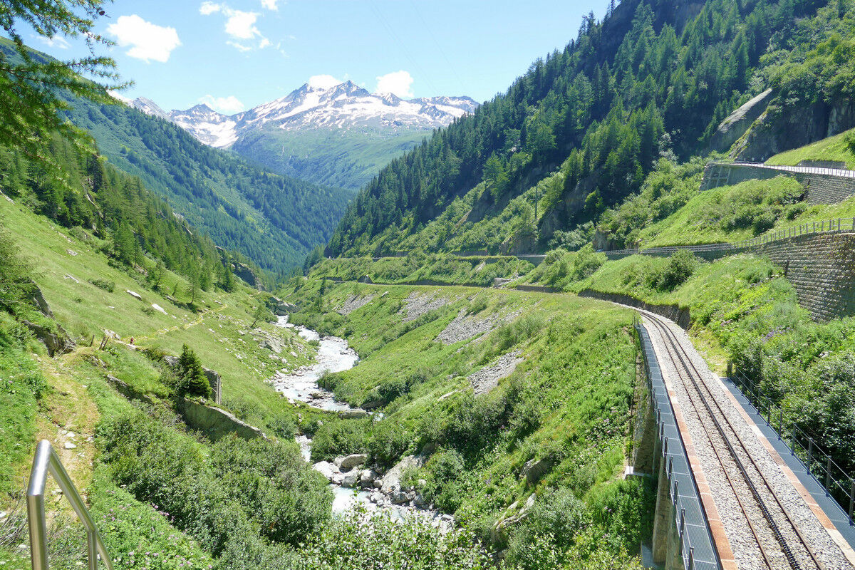 Blick vom Kehrtunnel zurück - ein Dampzug schnauft von unten hoch.