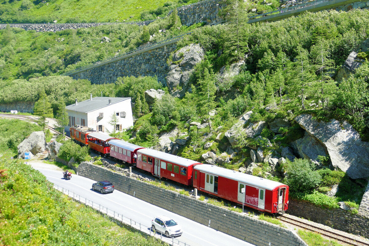 Ein Dieselzug fährt in Gletsch ein.