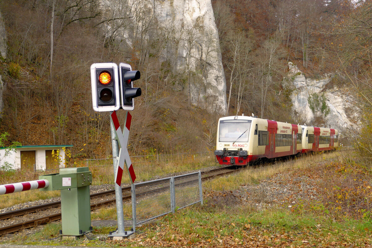 Ein Triebwagen der HZL (Hohenzollerische Landesbahn) beim Bahnhof Inzigkofen.
