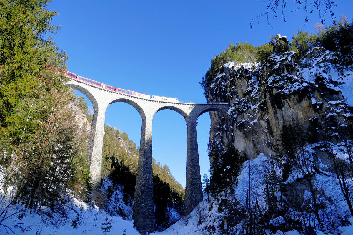 Landwasserviadukt mit RhB-Zug von Tiefencastel.
