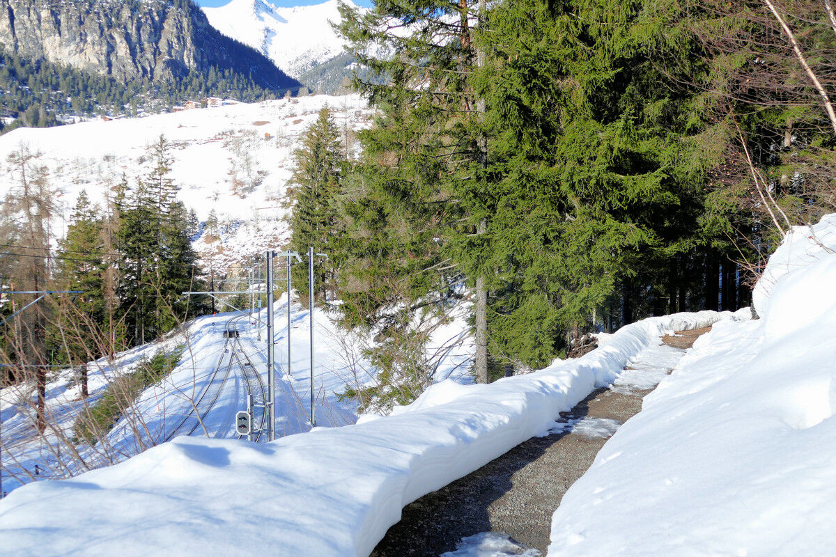 Der Weg zur Aussichtsplattform Süd führt ein Stück entlang der Bahngleise Filisur-Tiefencastel.