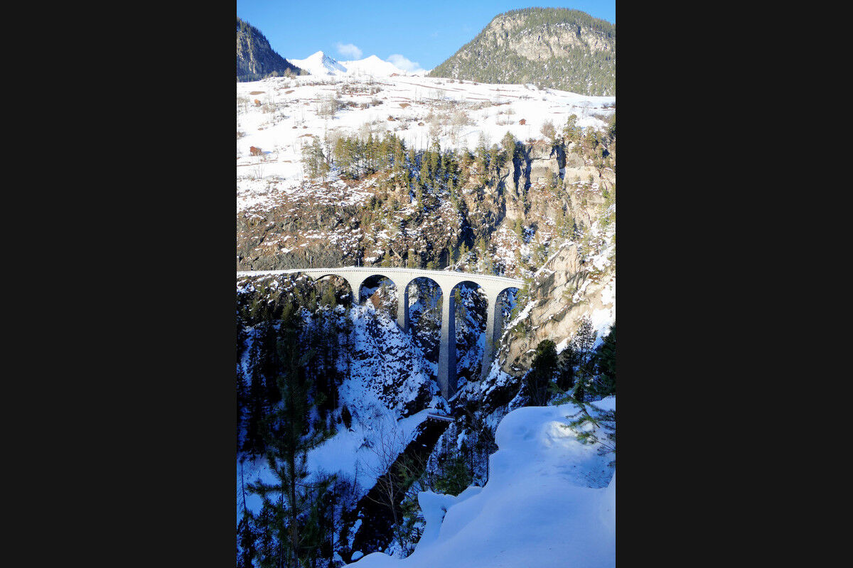 Blick von oben auf das Landwasserviadukt.