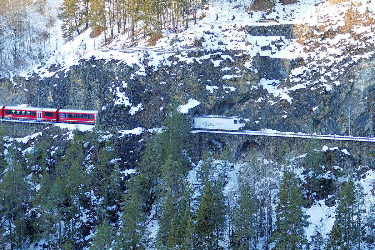 RhB-Tiefencastel-Filisur durchfährt den Zalainttunnel - oberhalb des Tunnels befindet sich die Aussichtsplattform Nord.