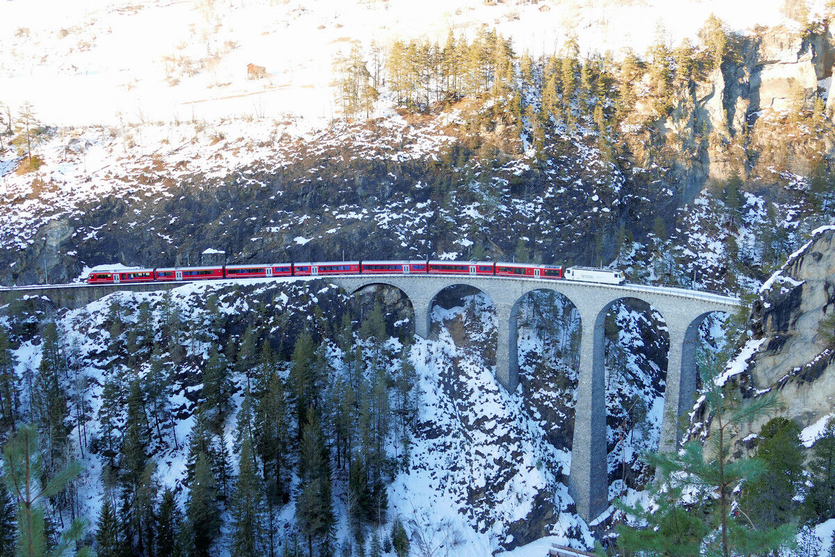 RhB-Tiefencastel-Filisur auf der Landwasserbrücke.