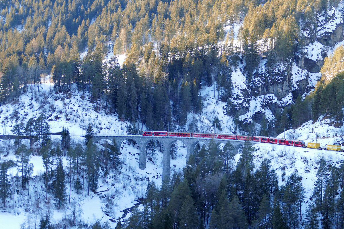 Gegenzug RhB-Filisur-Tiefencastel auf der Schmittentobelbrücke.
