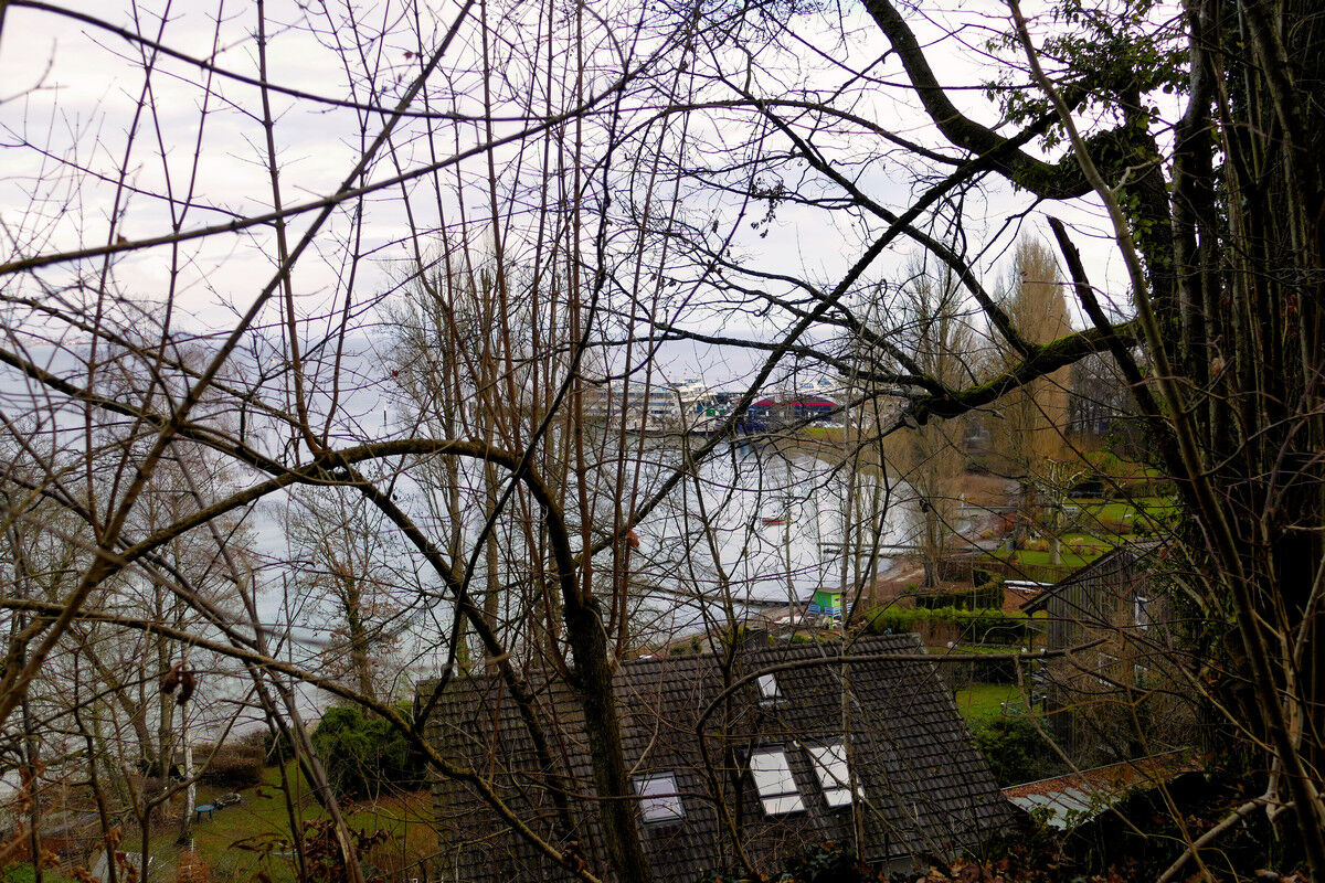 Im Fährehafen liegt die neue, noch nicht fertige gasbetriebene Fähre.