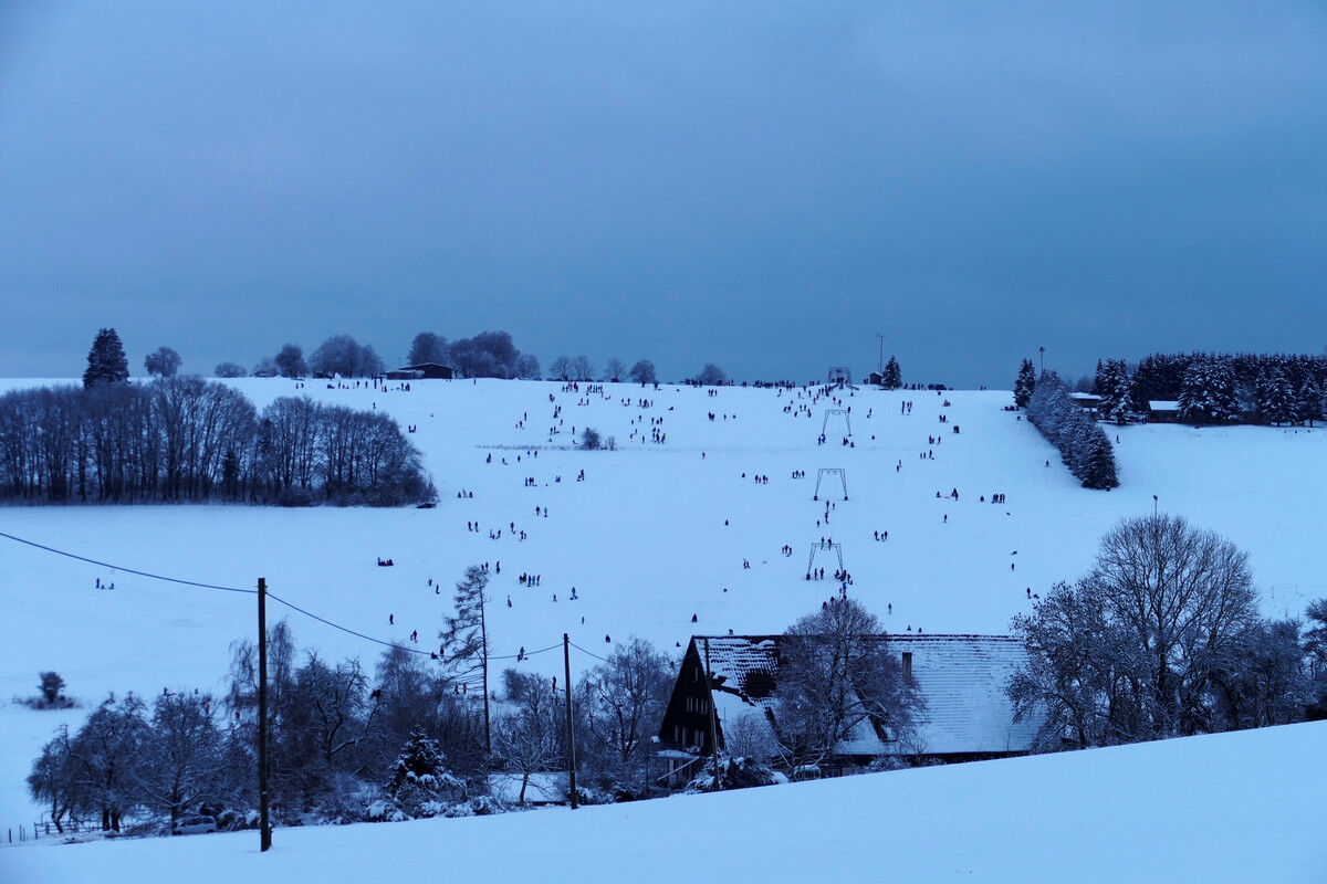 Viel Betrieb auf dem Schlittenhang.