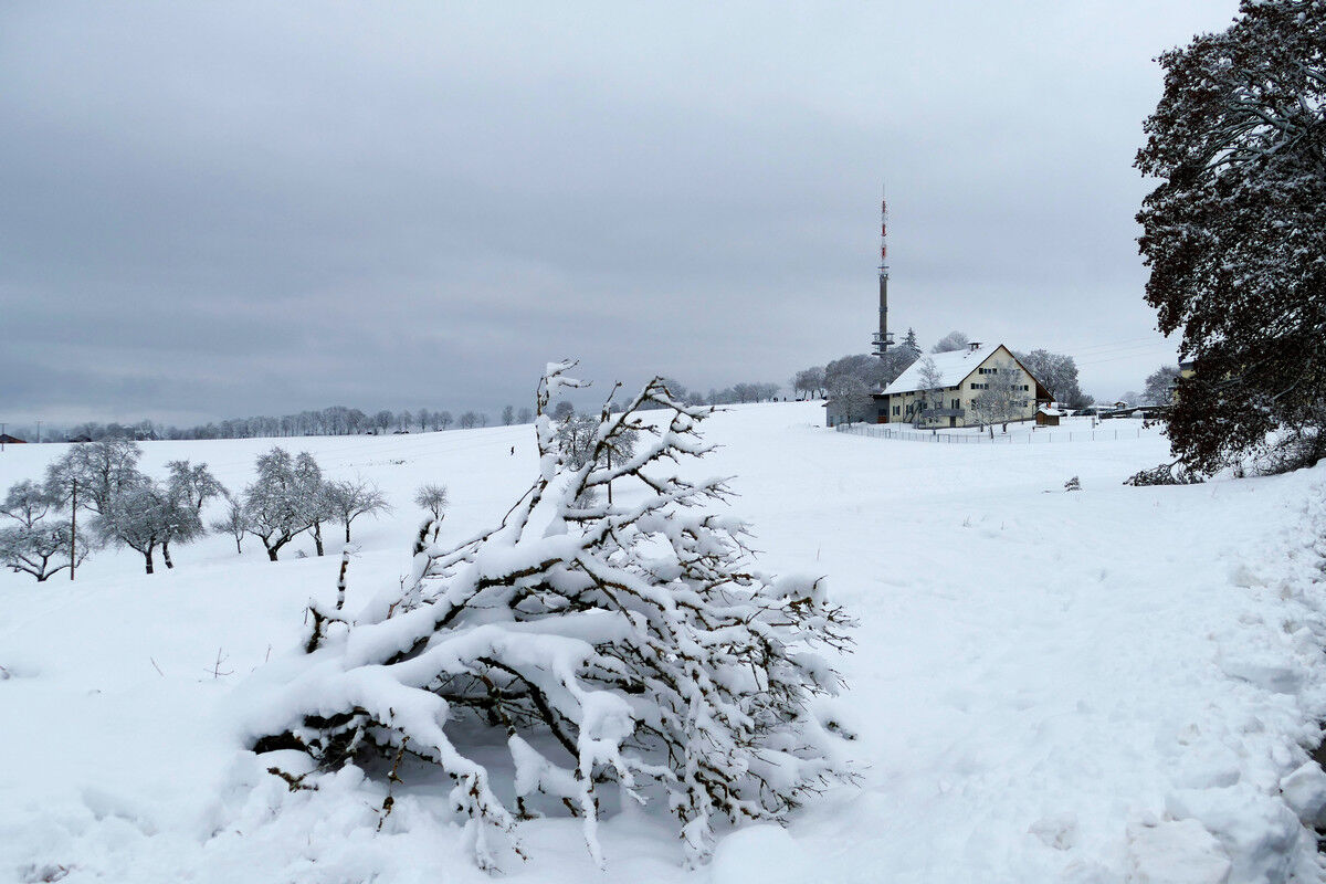 Witthoh mit Berg-Gasthof und Sendemast.