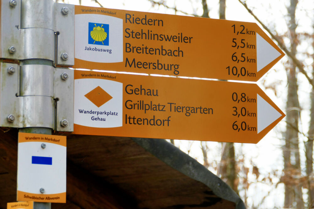 Wegweiser am Wanderparkplatz Gehau.