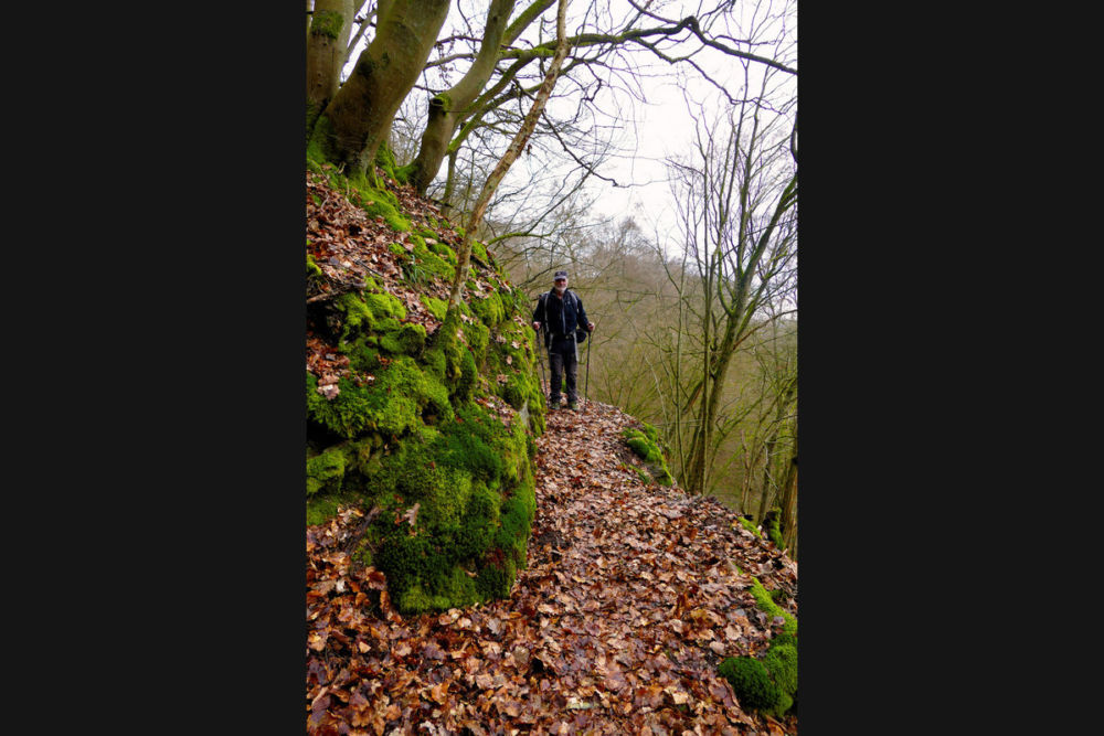 Auf dem schmalen Hangpfad.