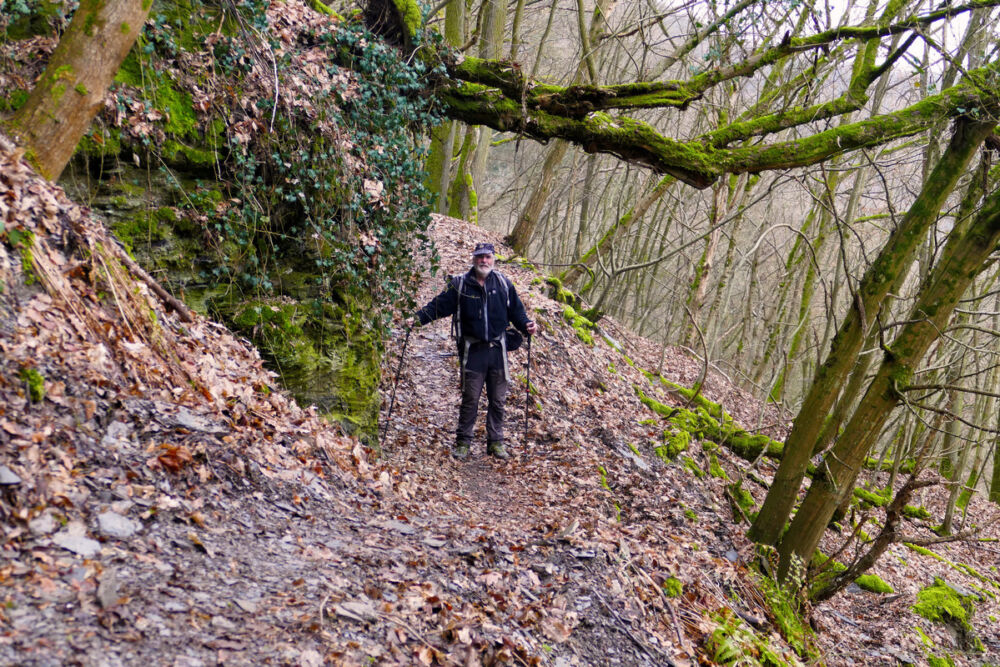 Auf dem schmalen Hangpfad.