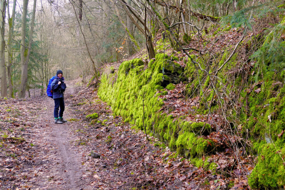 Auf dem schmalen Hangpfad.