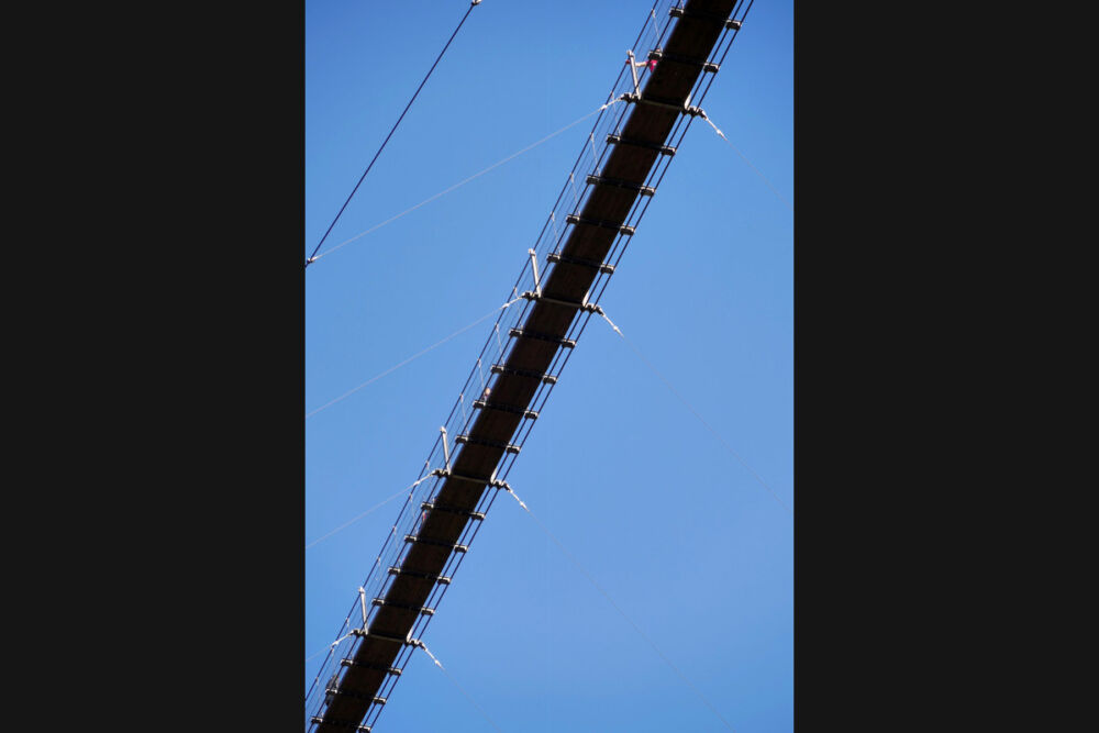 Die Hängebrücke von unten.