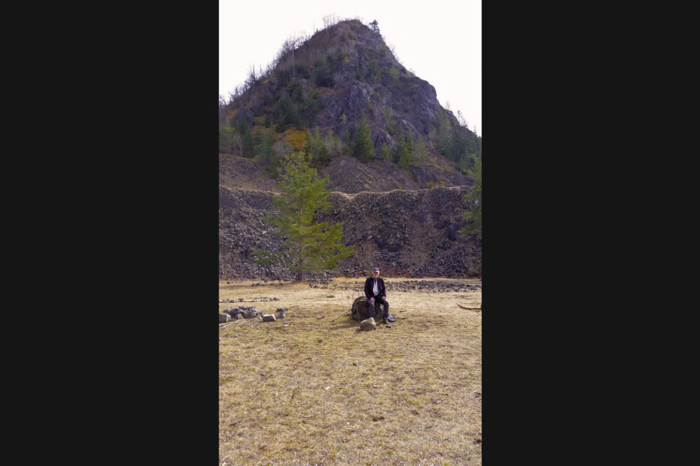 Blick vom Basaltabbruch auf den Nordgipfel.