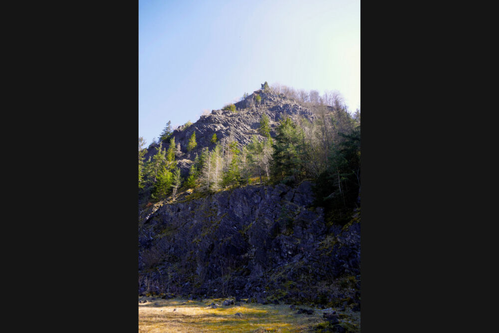 Bsaltabbruch unterhalb des Nordgipfels.