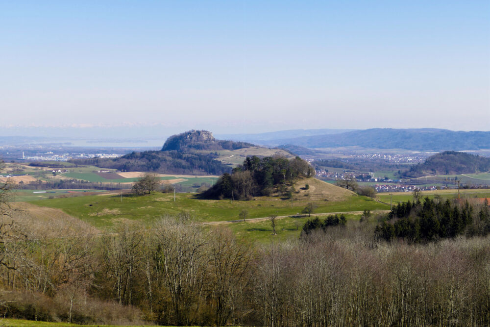 Blick auf Homboll (vorne), Hohentwiel und Bodensee.