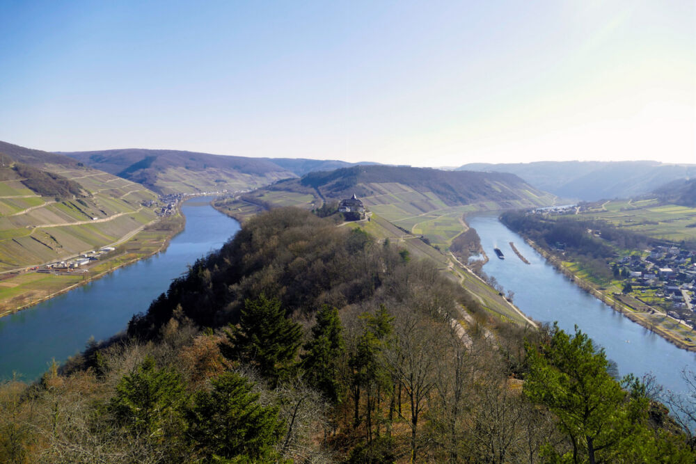 Blick vom Prinzenkopfturm zur Marienburg und über Deutschlands engster Moselschleife.