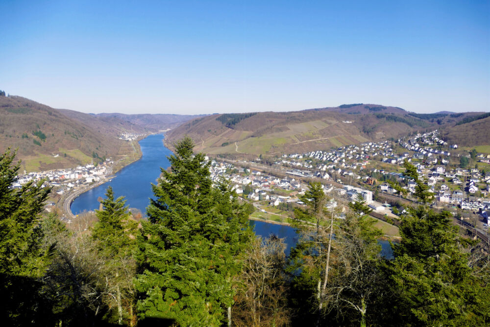 Blick auf Bullay (rechts) und Alf (links).