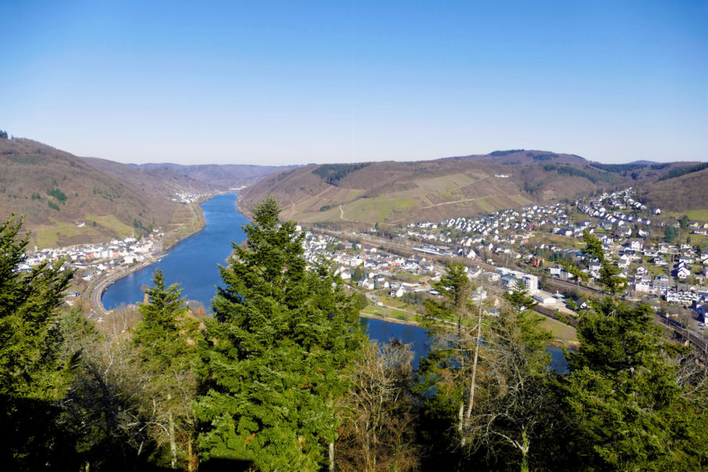 Blick auf Bullay (rechts) und Alf (links).