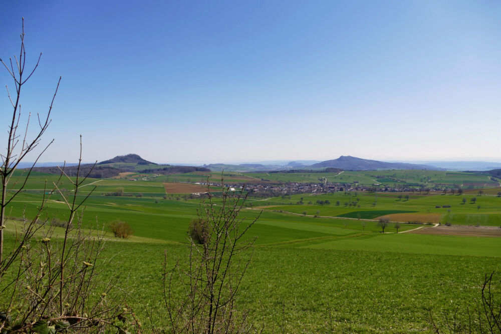 Blick vom Alten Posteweg auf die Hegau Vulkane.