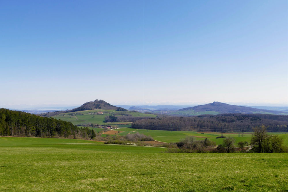 Blick auf Hohenhewen und Hohenstoffeln.
