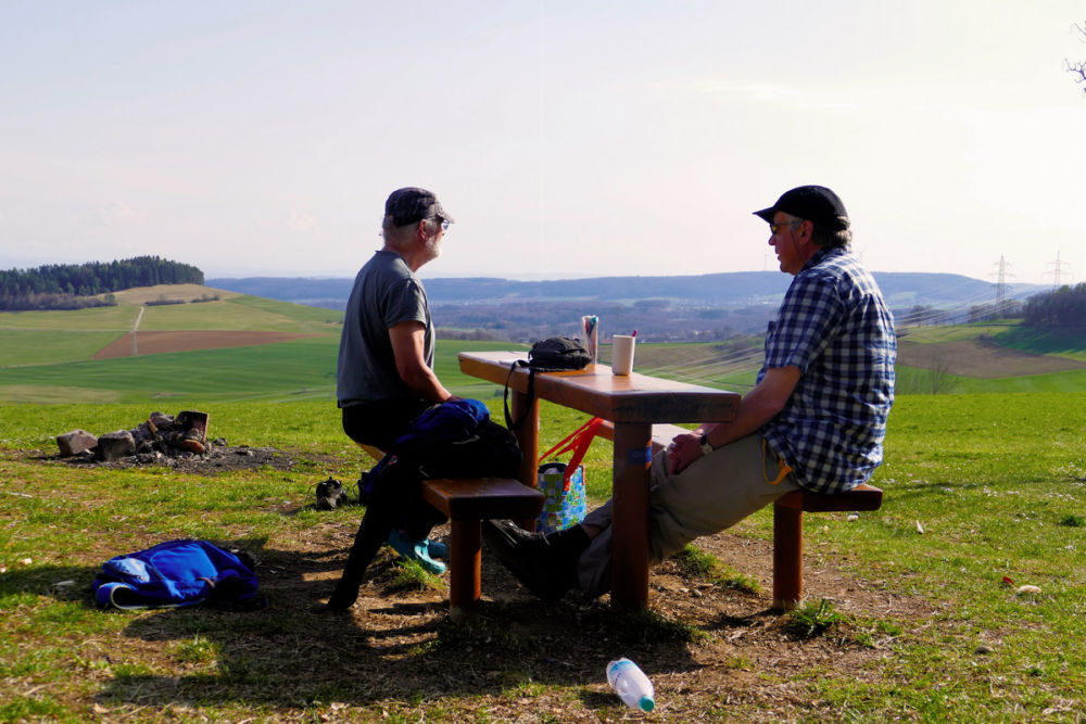 Nach der Wanderung: mit Blick auf den Wannenberg genießen wir die warme Abendsonne.