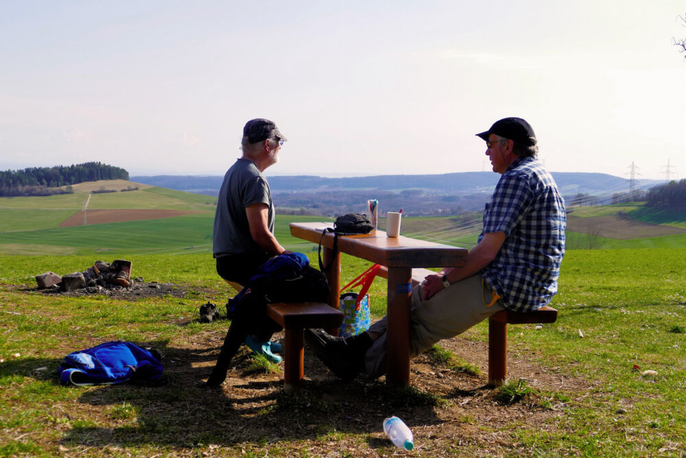 Nach der Wanderung: mit Blick auf den Wannenberg genießen wir die warme Abendsonne.