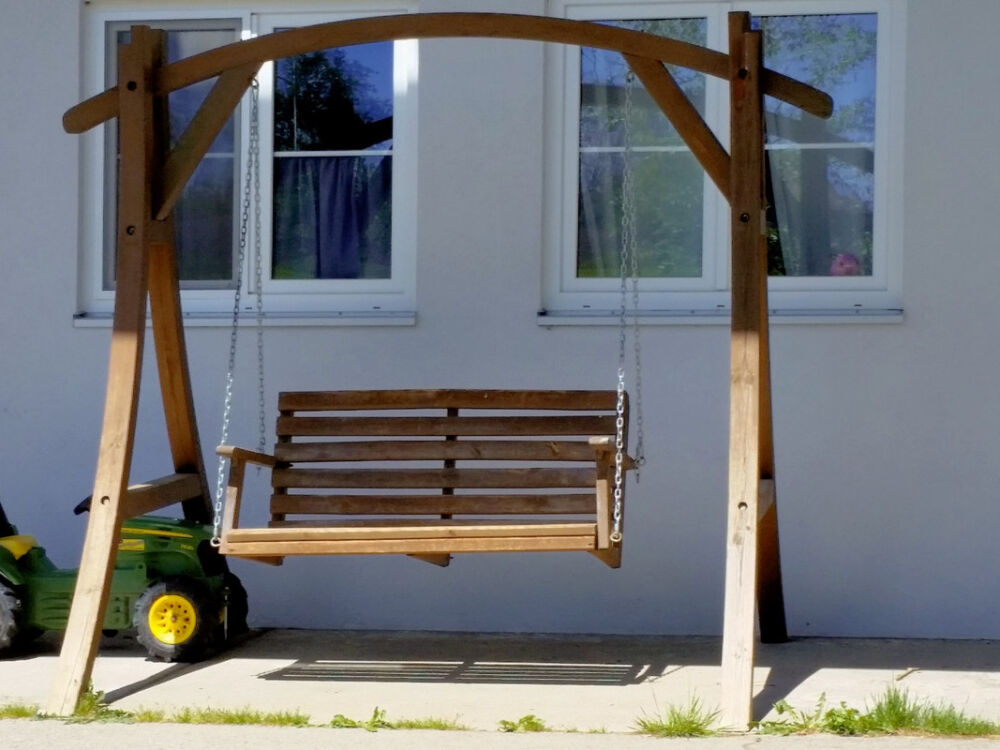 Gartenschaukel am Wegrand.