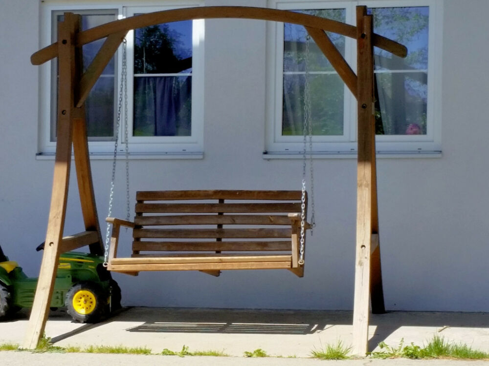 Gartenschaukel am Wegrand.