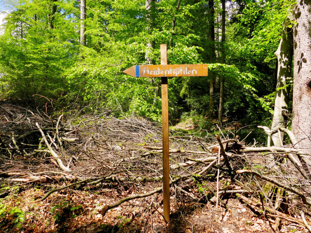 Wegweiser zu den Heidenhöhlen.