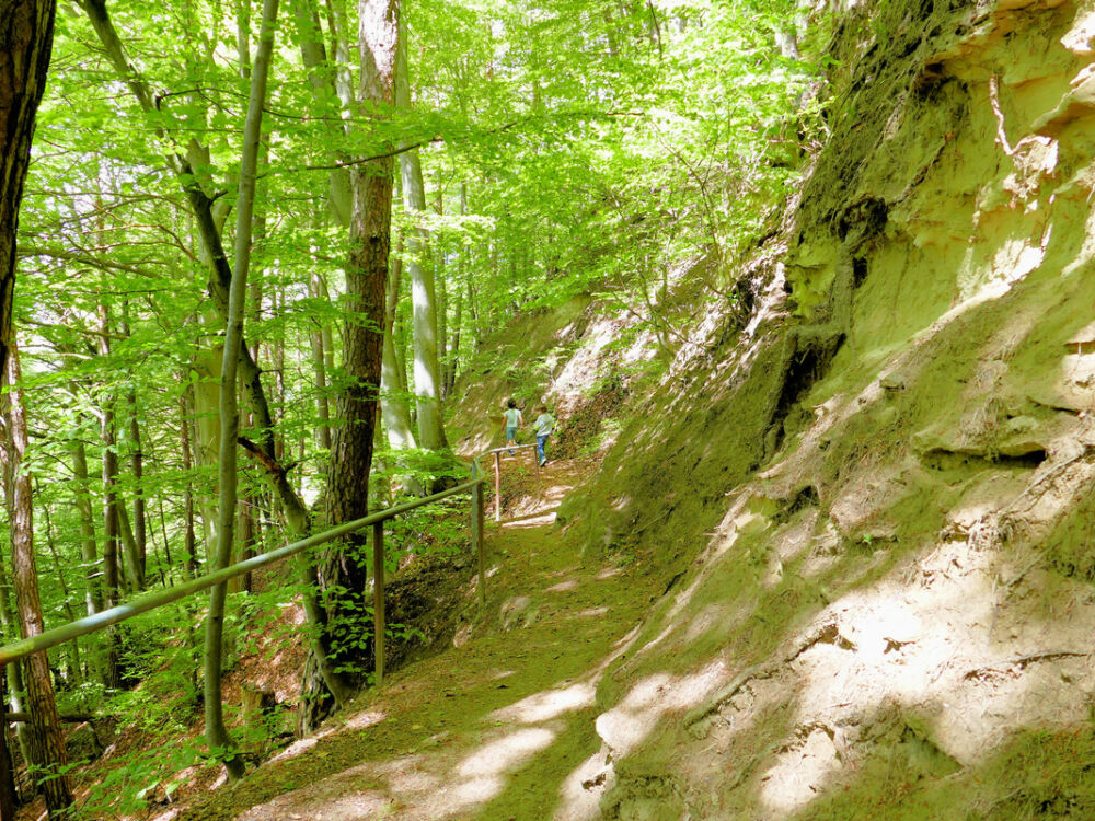 Auf dem schmalen Pfad zu den Höhlen.