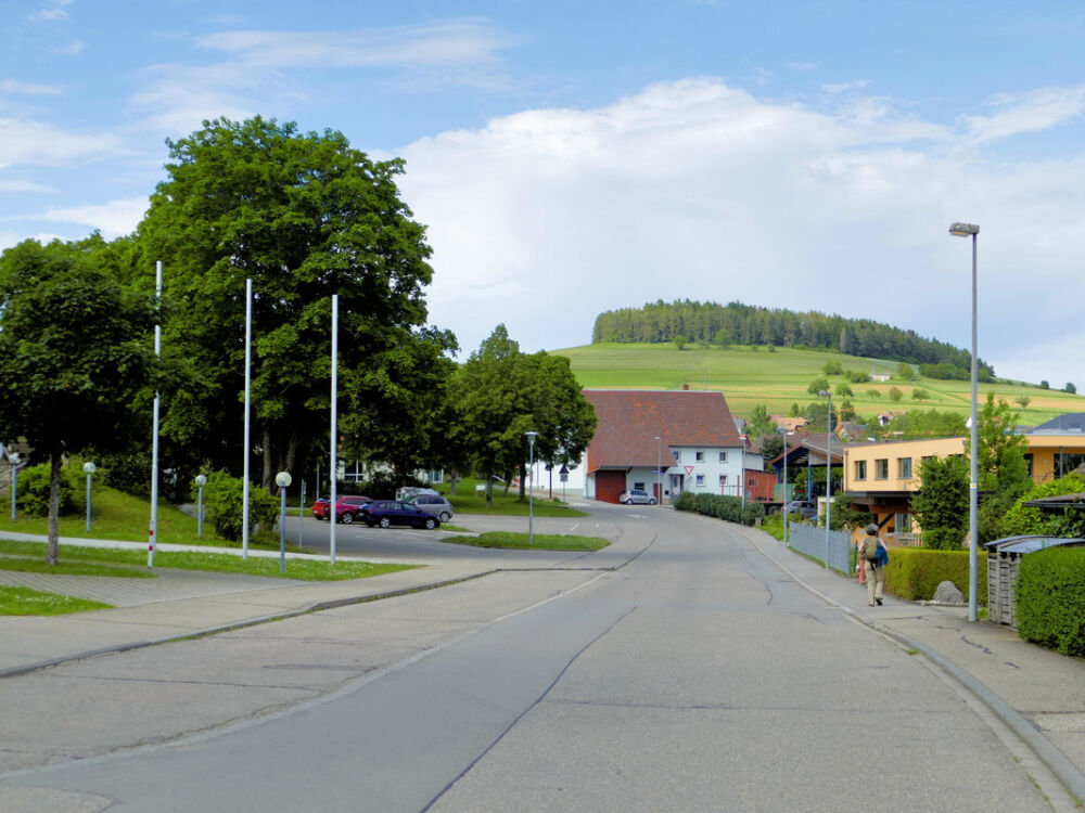 Parkplatz bei der Randenhalle mit Blick auf den Wannenberg.