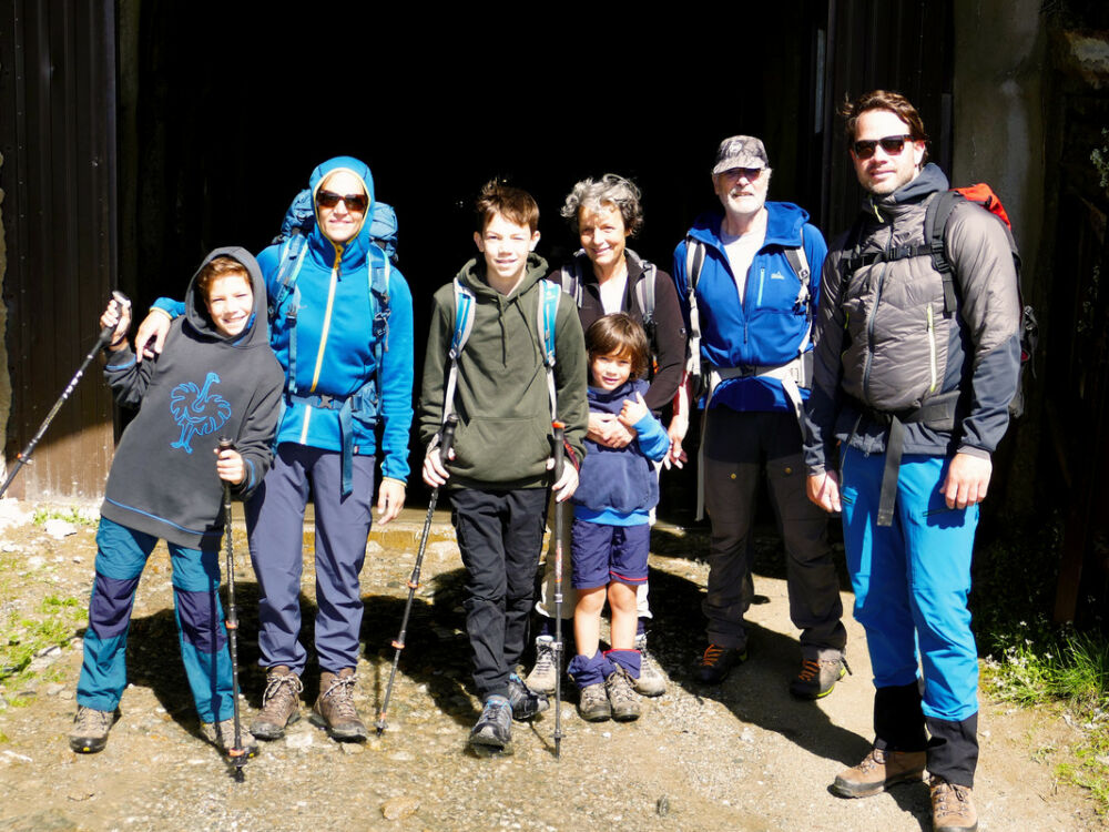 Gruppenbild vor dem Tälligrattunnel.