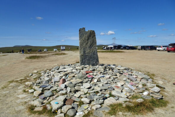 Parkplatz bei der Passhöhe mit Gedenkstein.