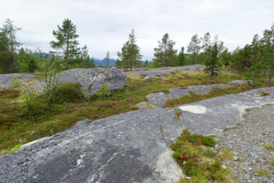 Es geht über Felsplatten.