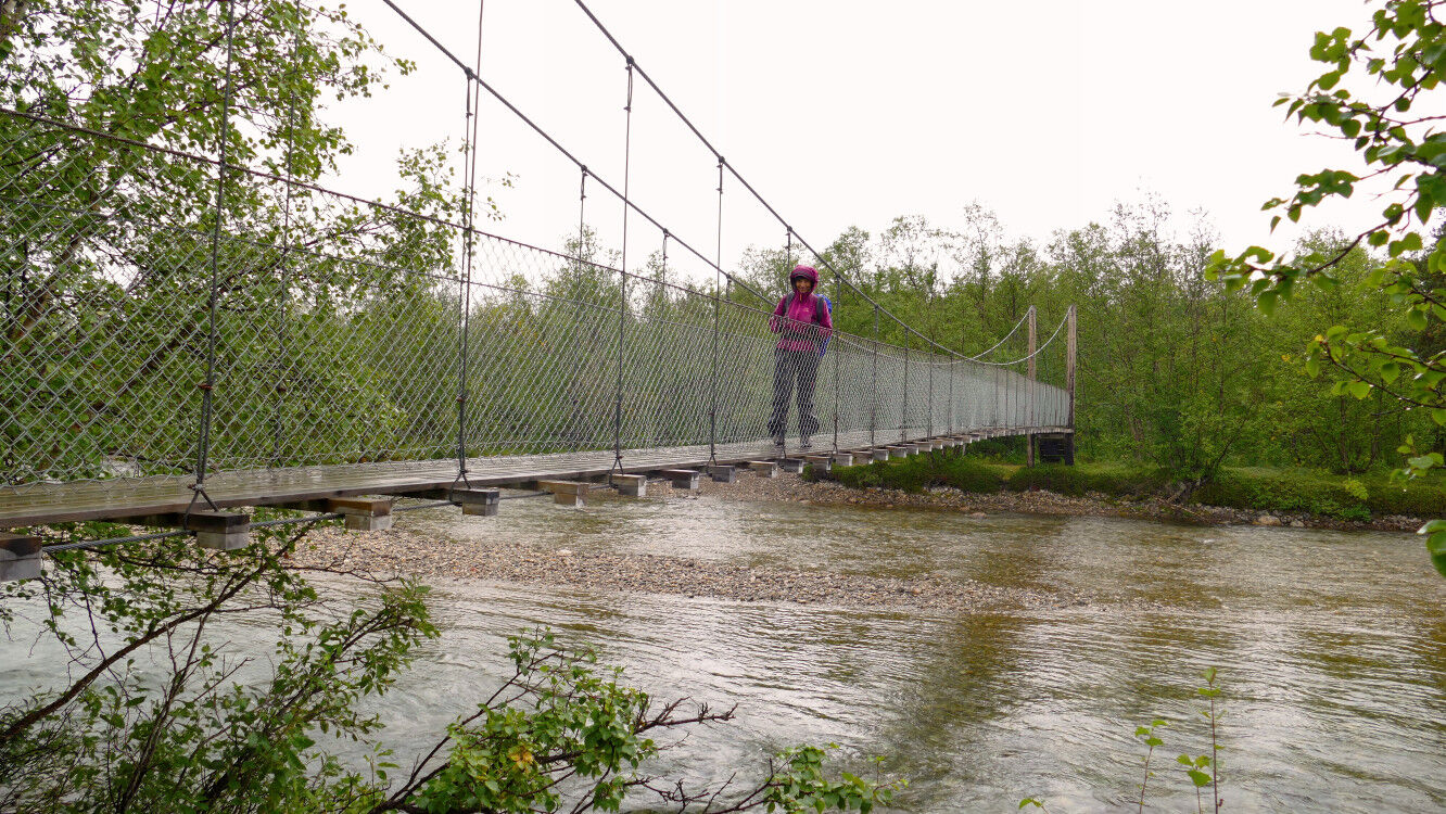 Hängebrücke über den Fluss Dillijohnjálbmi.