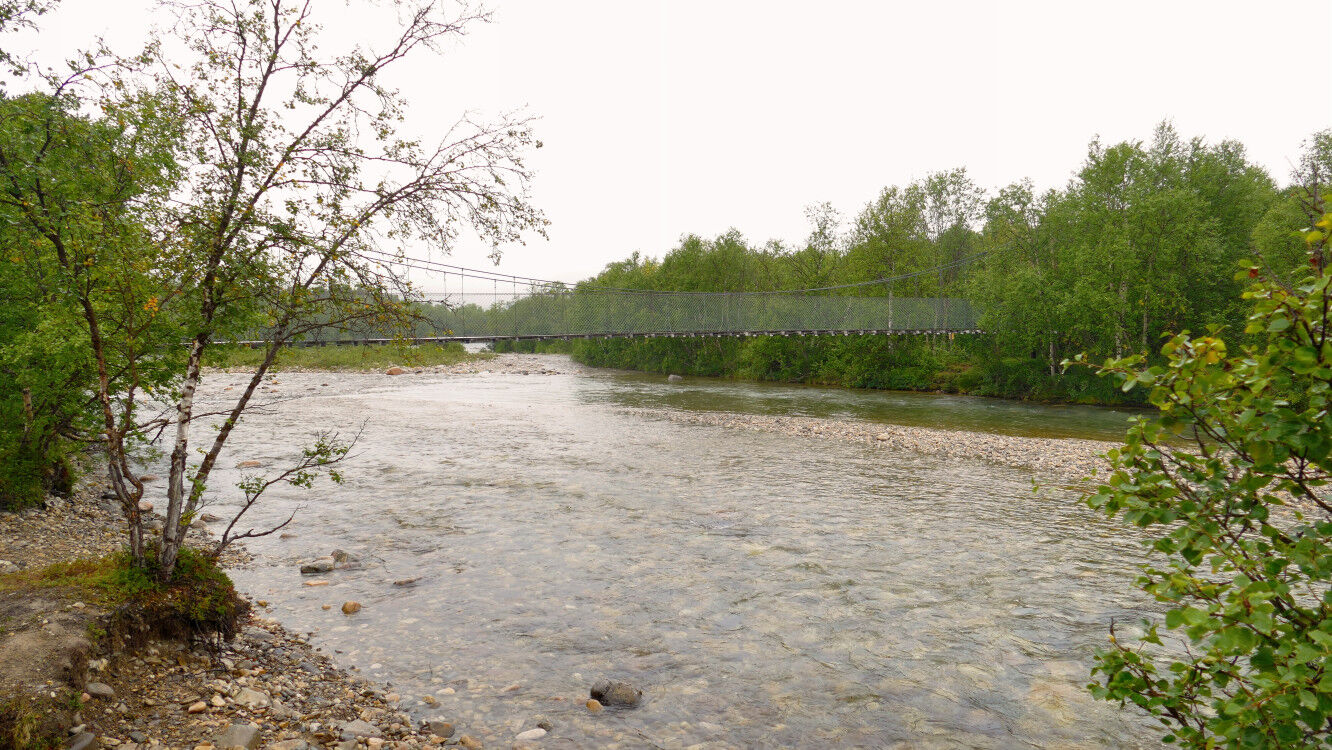 Blick auf die Hängebrücke und den Dillijohnjálbmi.