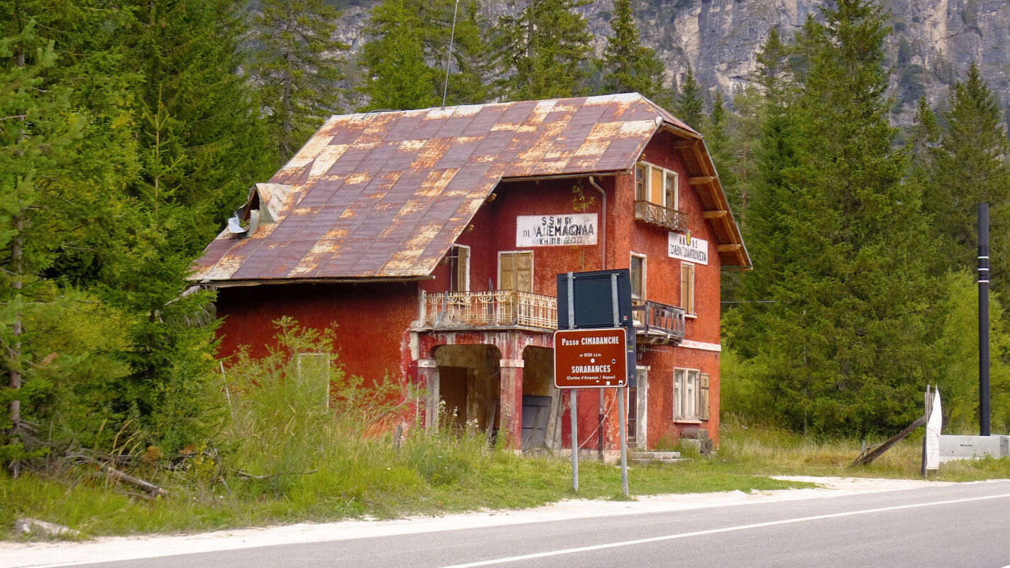 Zurück auf der Passhöhe - jetzt geht's 15 km nur noch bergab.