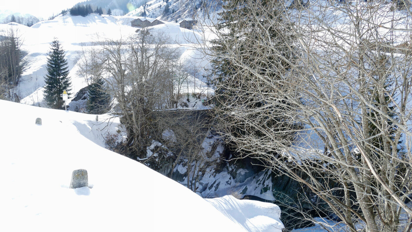 Alte Römerbrücke über den Rein da Medel.